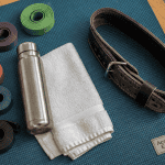 accessoire pour sport sur tapis bleu parquet