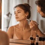 Comment choisir son fond de teint, test de trois teintes sur la mâchoire