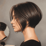 Coupe au carré court plongeant nuque dégagée femme profil