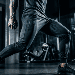 Athlète en jogging musculation technique
