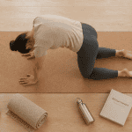 Posture du chat en yoga sur tapis
