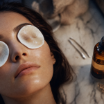 Comment enlever le mascara waterproof sans abîmer les cils, coton et huile démaquillante