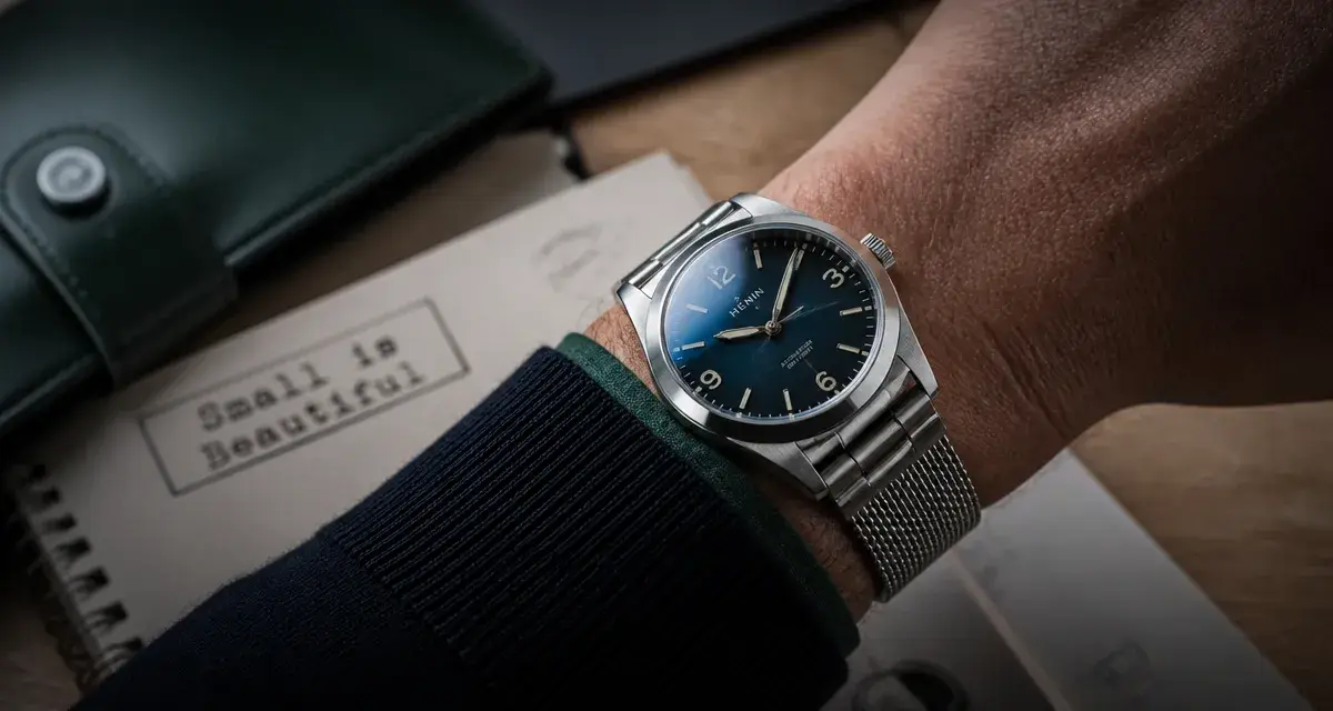 Montre homme 2025 : cadran 37–39 mm acier brossé et verre saphir