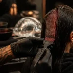 Reflet rouge sur cheveux noir : application d’un masque rouge bordeaux sans décoloration sur cheveux noirs
