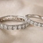 Alliance femme diamant : tour complet et demi-tour, diamants sur velours ivoire