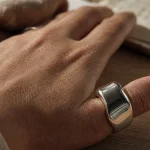Bague sur le pouce signification : chevalière argentée au pouce