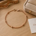 Bracelet rose or sur fond bois, or rose 18 carats