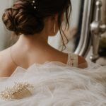 Chignon bas mariage flou romantique, nuque dégagée