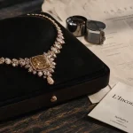 Collier le plus cher du monde : diamant et or rose sur velours