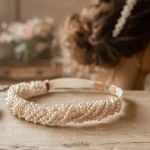Headband femme perlé sur table, style et tenue