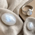 Signification pierre de lune : pierre de lune nacrée sur lin et bague en argent