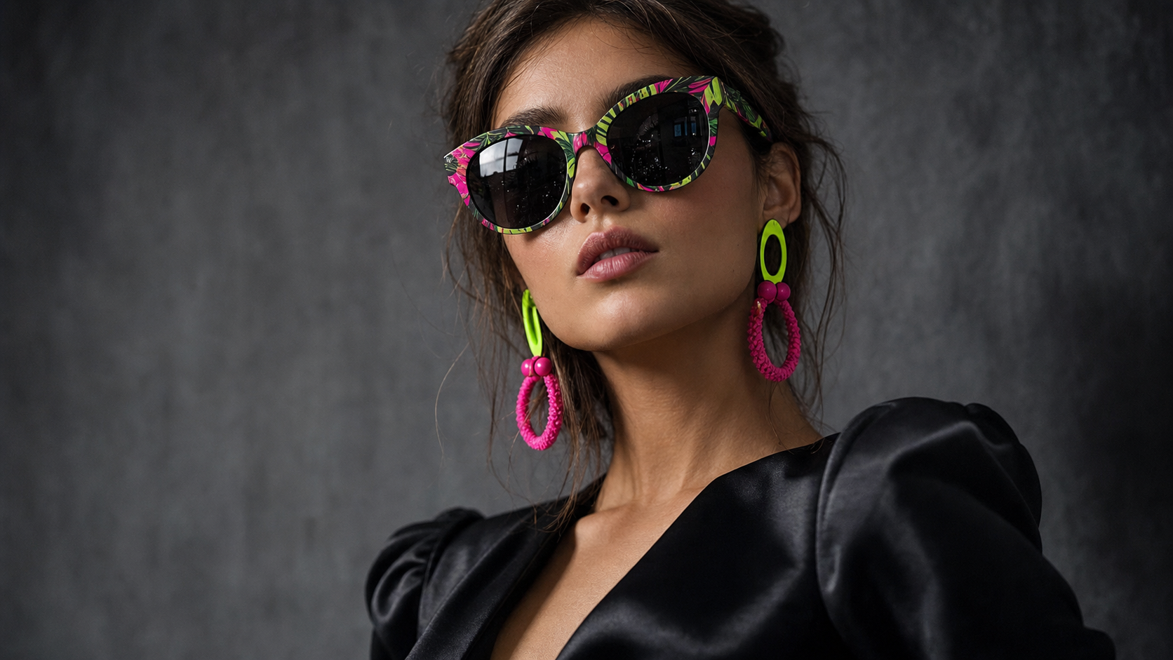 Tenue chic détail choc femme : robe noire satin, lunettes tropicales multicolores