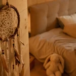 Attrapeurs de reves Ojibwe artisanaux, mur en bois, plumes et perles