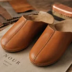 Babouche chaussure cuir : semelle et finitions à vérifier