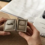 Bague pacs : alliance, solitaire ou duo sur table, papier PACS en arrière-plan