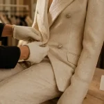 Costume femme mariage beige champagne : veste croisée et pantalon, gros plan matière