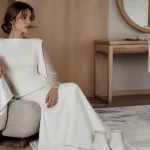 Mariage hiver robe ivoire manches longues en crêpe