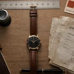 Marque de montre de luxe : Rolex, Patek Philippe ou Panerai sur table en chêne