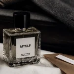 Flacon myself yves saint laurent, parfum homme premium sur table