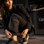 Pantalon cargo femme noir : coupe structurée, silhouette légère
