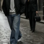 Style street : bomber noir, jean oversize et sneakers blanches
