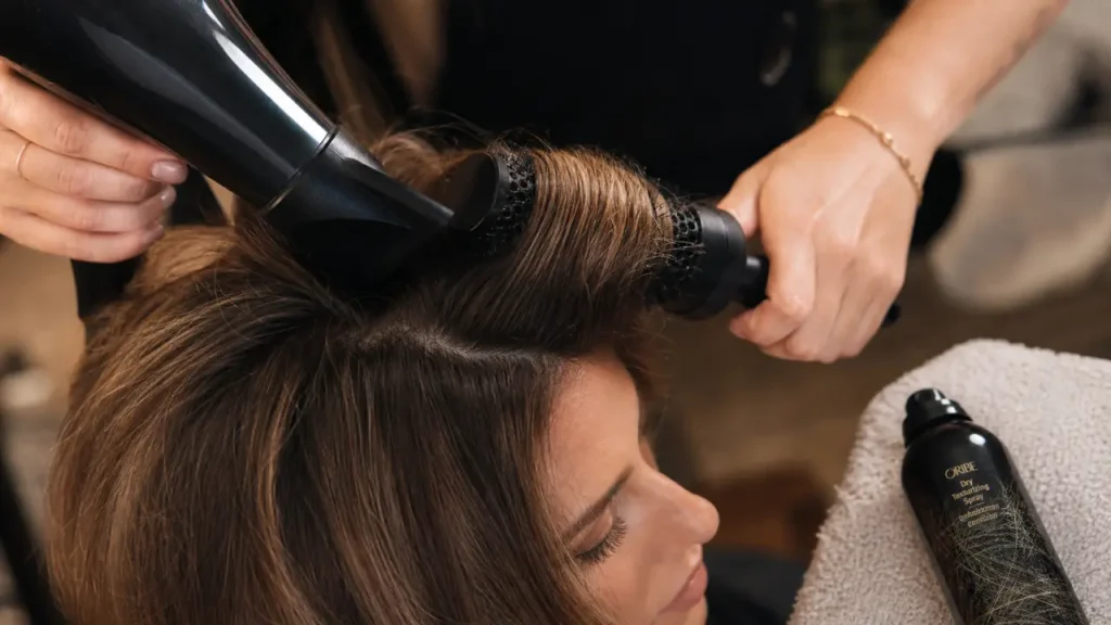 Cheveux fins : racines décollées, soins légers et erreurs à éviter pour gagner du volume