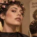 Permanente femme cheveux court : volume sans effet casque